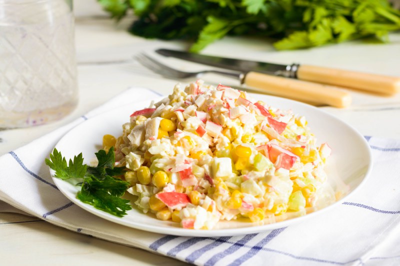 Крабовый салат с рисом, огурцом и кукурузой