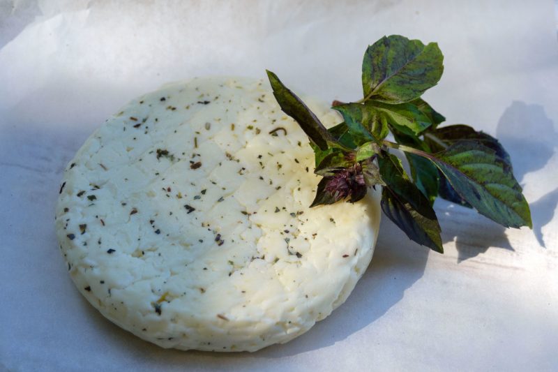 Рецепт адыгейского сыра, запеченного в духовке | Меню недели
