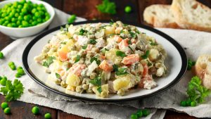 Салат с копченой курицей и корейской морковью