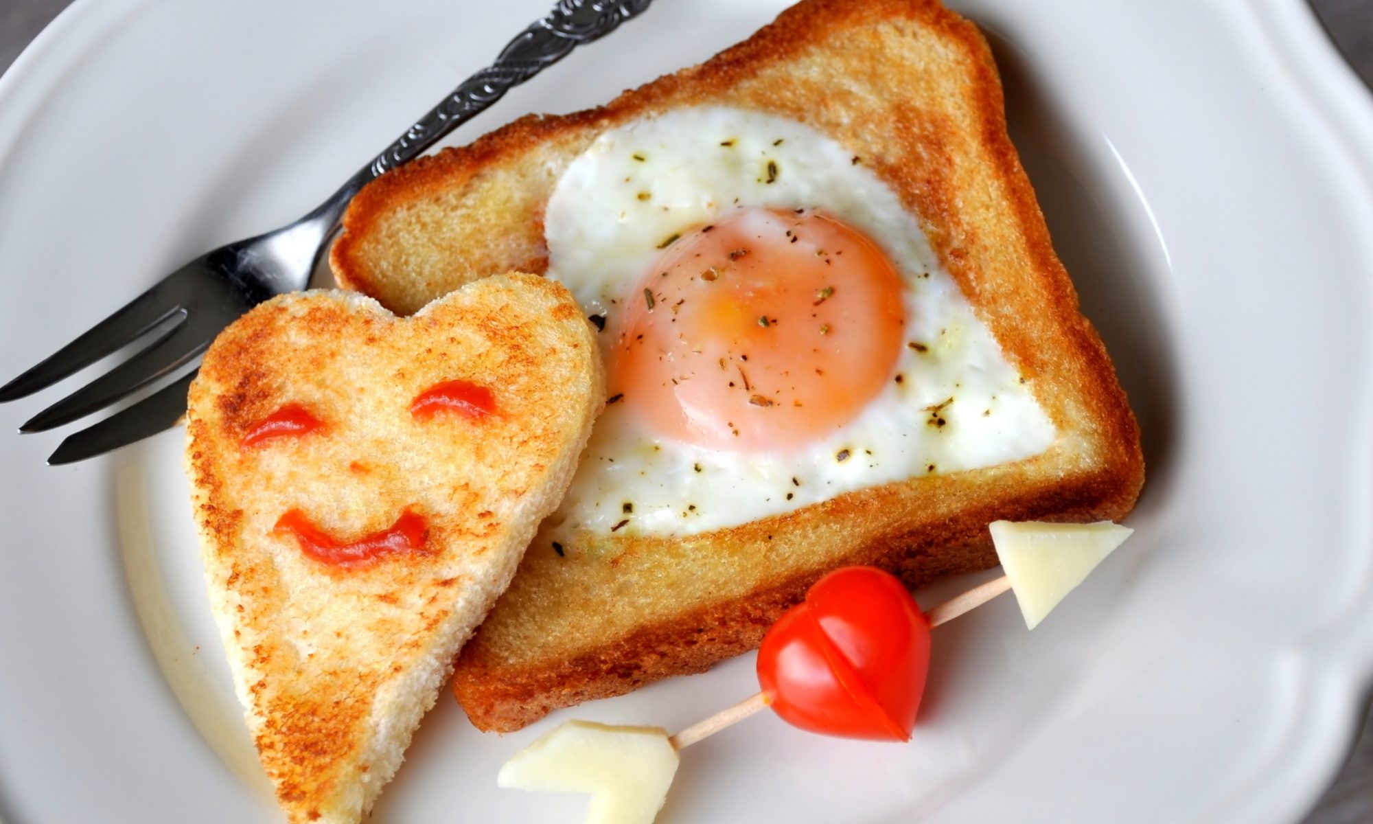 Яйцо в булочке на завтрак — пошаговый рецепт с фото