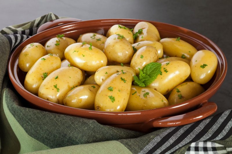 Молодой картофель с мятой и оливками