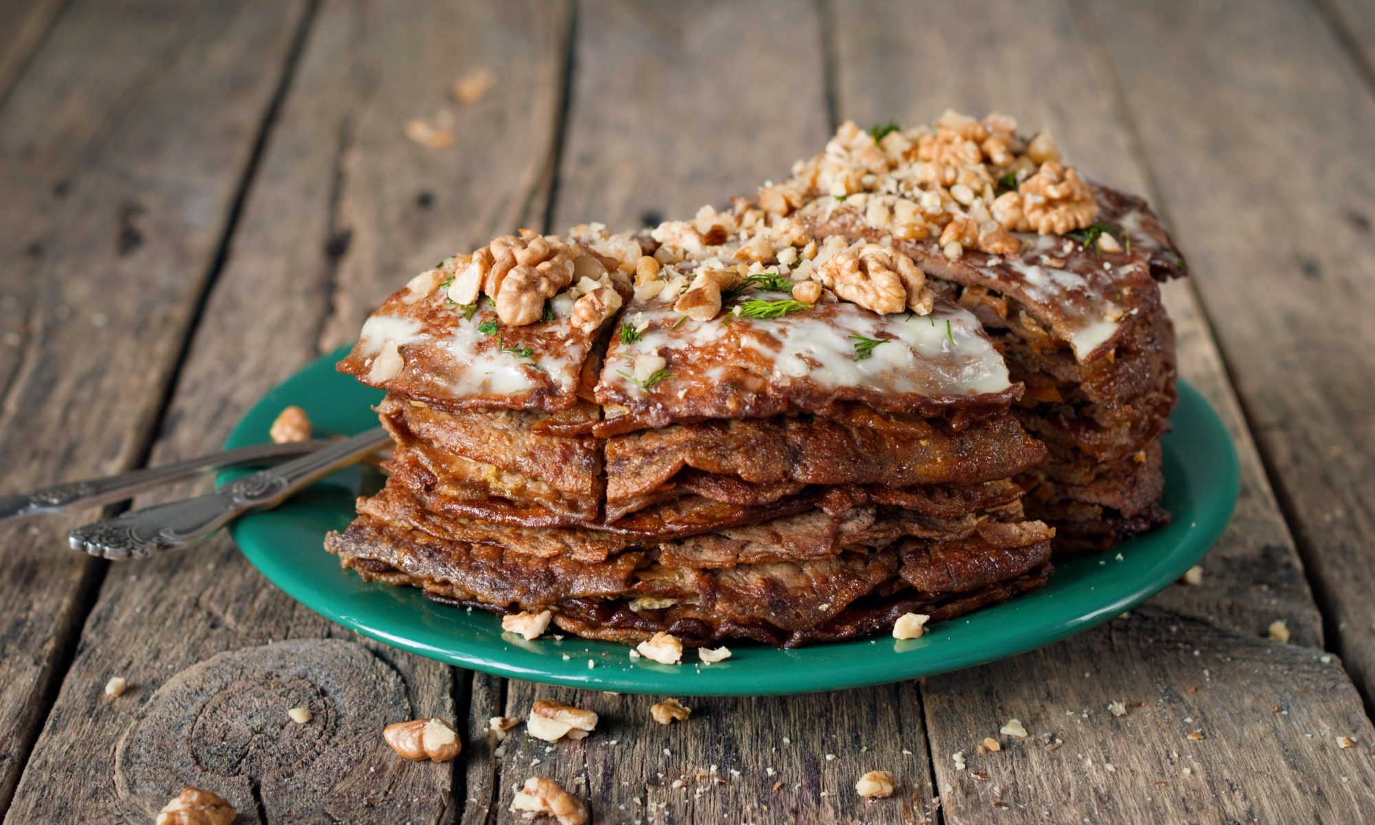 Печеночный торт с морковью и луком